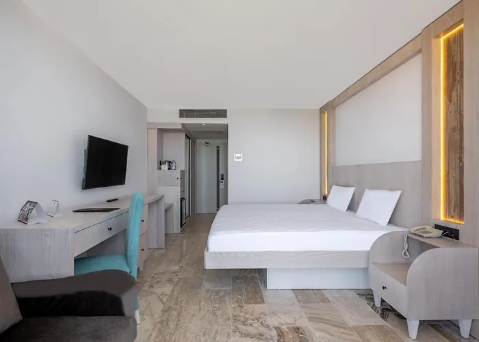 Sunrise Queen Luxury Hotel Side