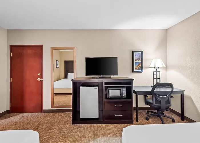 Comfort Inn & Suites Allen Park - Dearborn