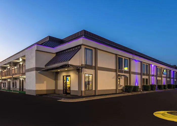 Days Inn & Suites By Wyndham Fort Bragg/Cross Creek Mall