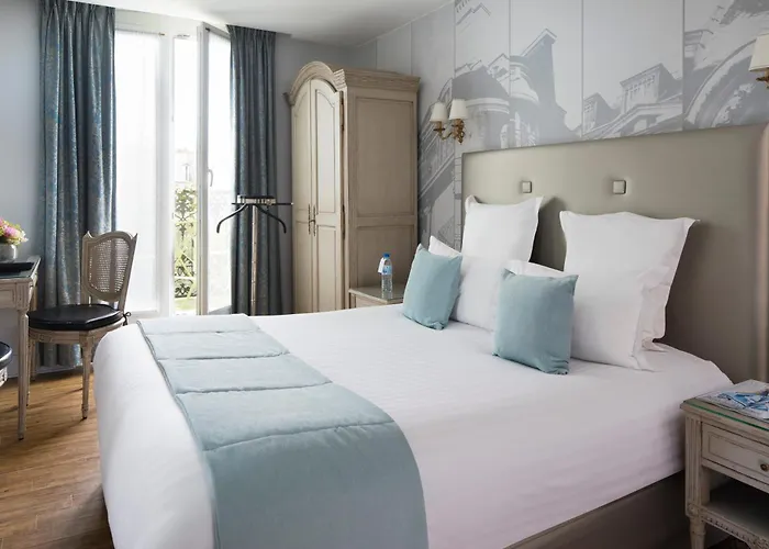 Hotel Plaza Elysées