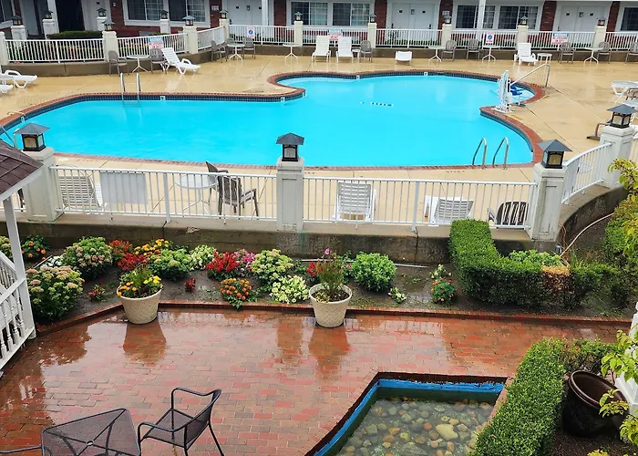 Days Inn & Suites By Wyndham Roseville/Detroit Area