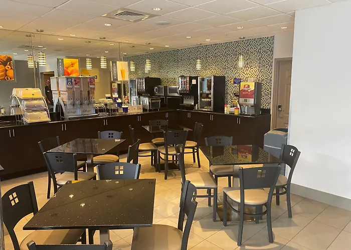 Days Inn & Suites By Wyndham North Naples