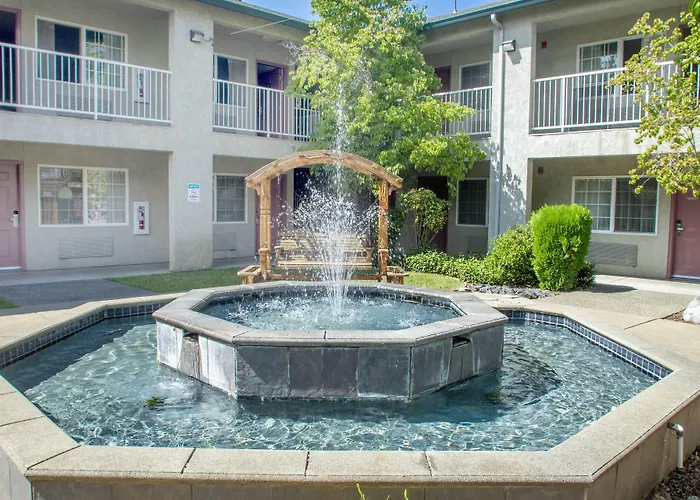 Creekside Inn & Suites