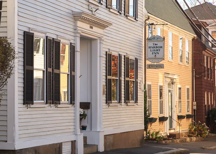 Harbor Light Inn