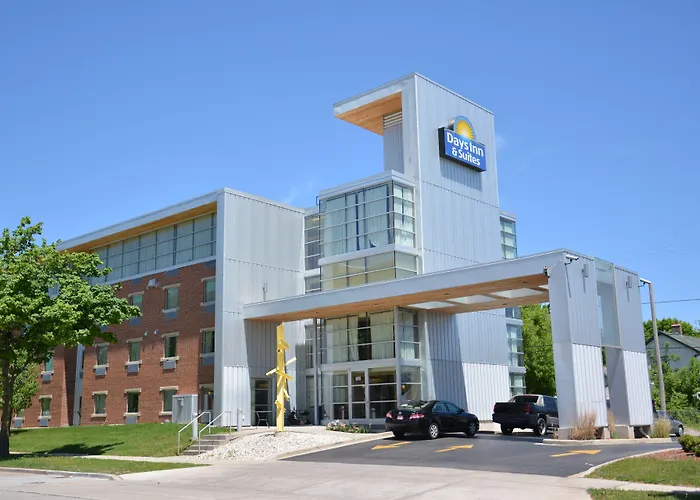Days Inn & Suites By Wyndham Milwaukee