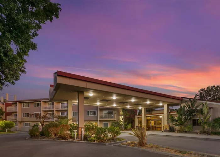Best Western Plus Garden Court Inn