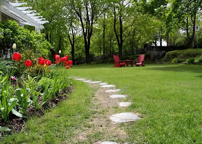 Leaside Manor