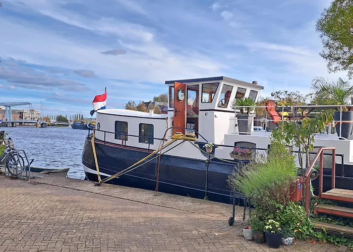 B&B Teddy Prachtig authentiek woonschip uit 1912, 15 minuten van Amsterdam