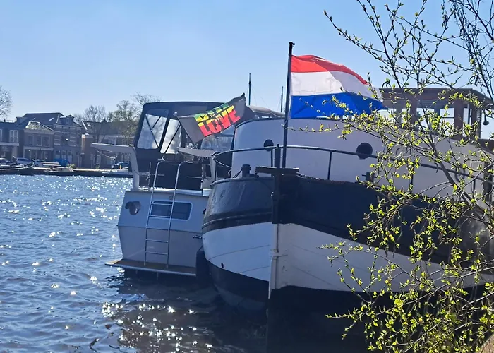 B&B Teddy Prachtig authentiek woonschip uit 1912, 15 minuten van Amsterdam