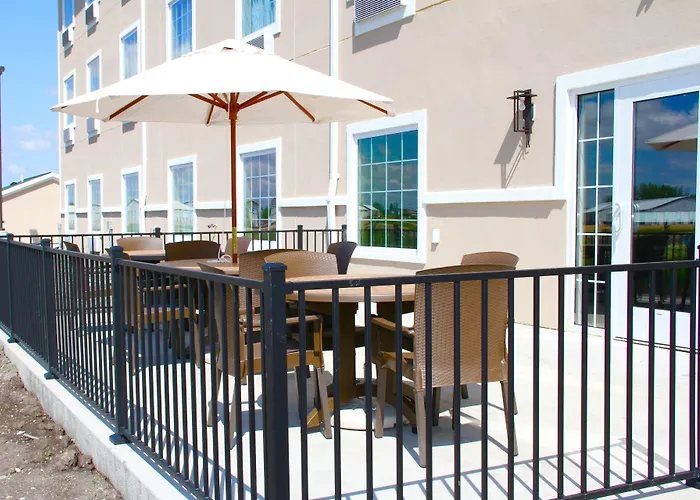 Cobblestone Hotel & Suites - Devils Lake