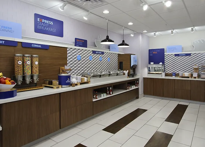 Holiday Inn Express & Suites Columbus North By Ihg