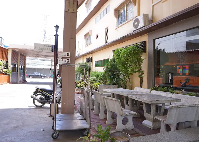 Sri Chumphon Hotel
