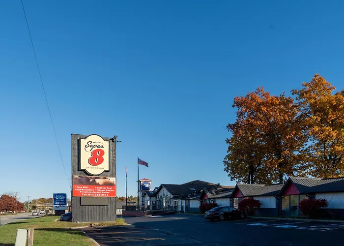 Super 8 By Wyndham Gananoque - Country Squire Resort