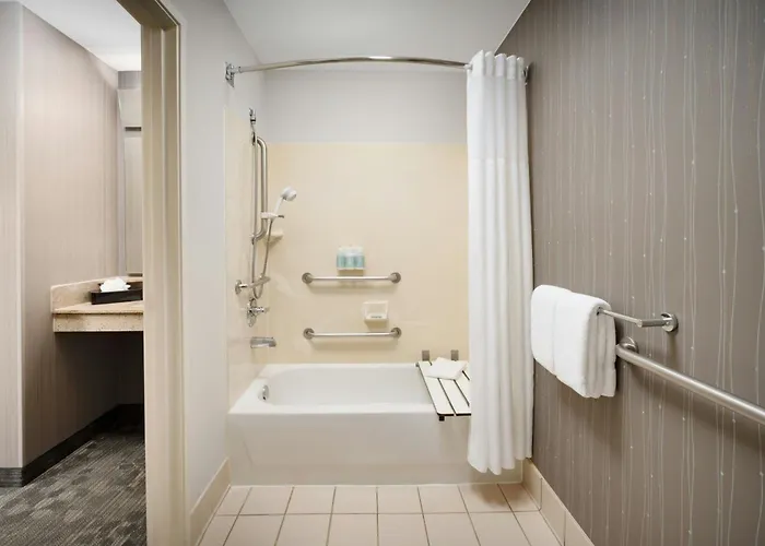 Courtyard By Marriott Chicago Bloomingdale