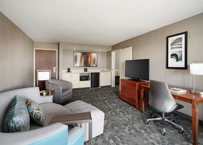 Courtyard By Marriott Chicago Bloomingdale