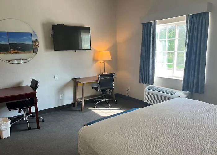 Days Inn & Suites By Wyndham Columbus Ne