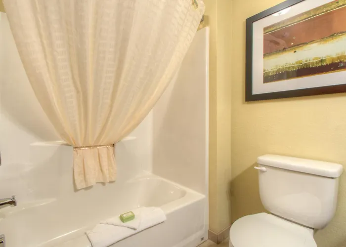 Cobblestone Inn & Suites - Brillion