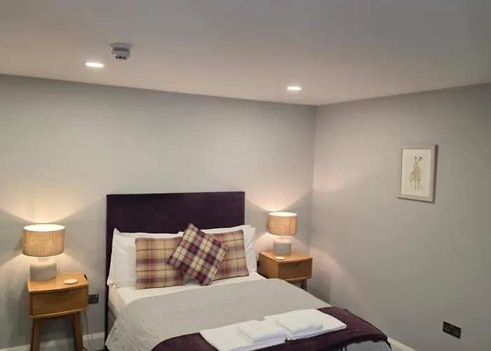 Darlington Arms By The Airport - Free Parking -Bar & Food