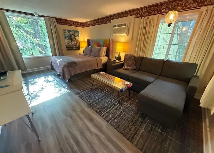 Sherwood Court Cottages & Guest Rooms