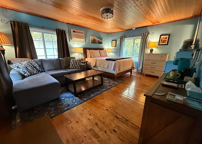 Sherwood Court Cottages & Guest Rooms