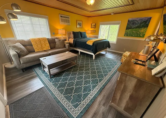 Sherwood Court Cottages & Guest Rooms