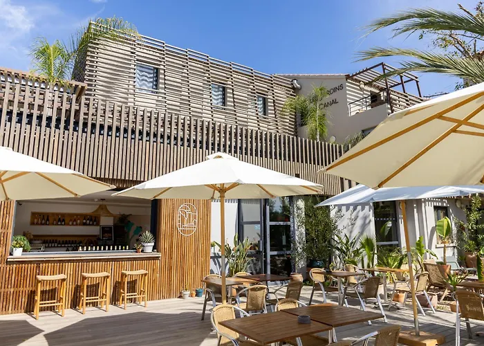 Hôtel les jardins du canal - solaire eco responsable - piscine - parking - garage - bornes électriques - accueil vélos - kids friendly Aigues-Mortes
