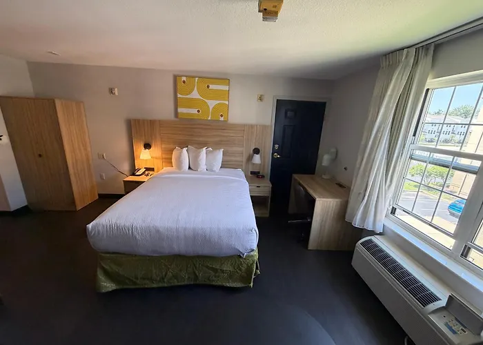 Sonesta Simply Suites Detroit Novi