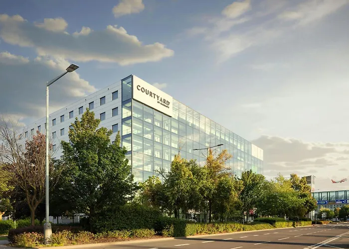 Courtyard By Marriott Airport