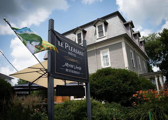 Le Pleasant Hotel & Cafe