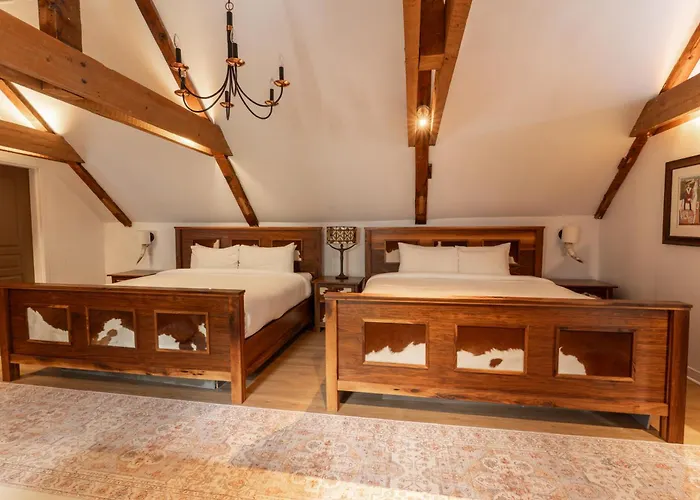 Auberge Place D'Armes - Par Aneyro