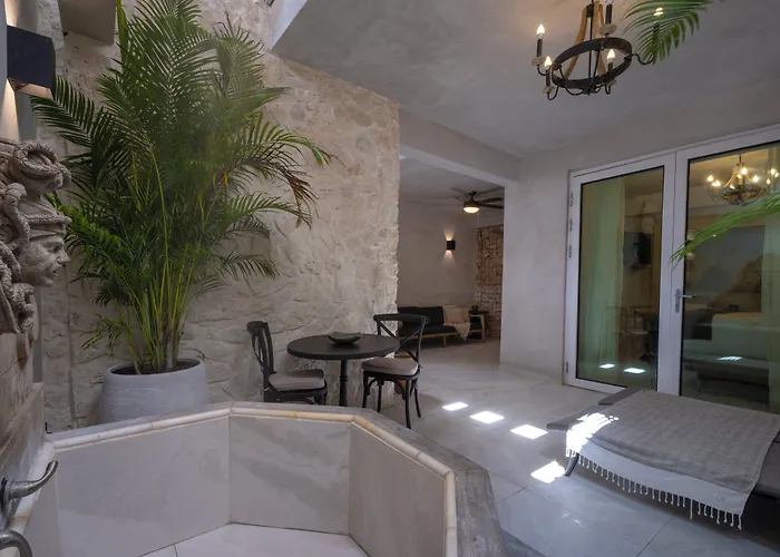 O:Live Boutique , A Small Luxury Of The World (Adults Only)