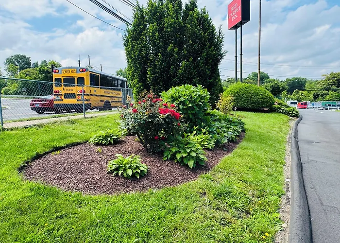 Red Carpet Inn - Stamford