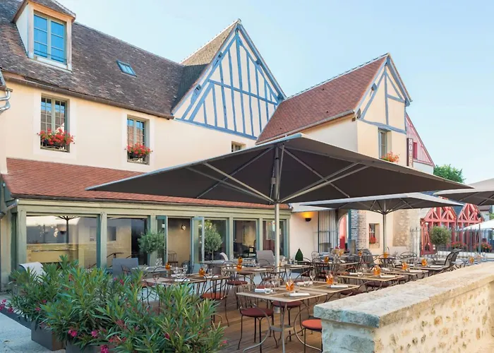Hôtel Aux Vieux Remparts, The Originals Relais