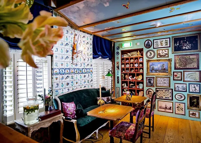 Rosalia'S Menagerie Cocktail Bar & Innupstairs