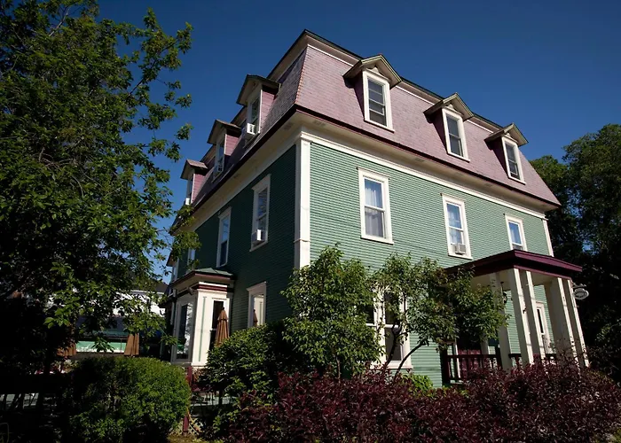 Le Pleasant Hotel & Cafe