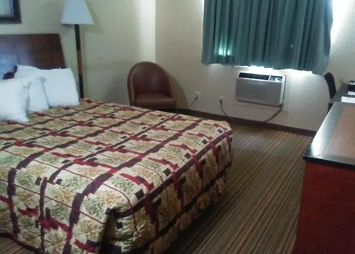 Knights Inn And Suites - Grand Forks